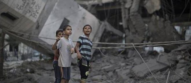 Des enfants dans les decombres d'une mosquee detruite le 30 juillet dernier a Gaza.