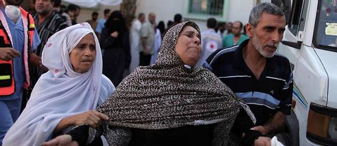 Des Palestiniens pleurent la mort de leurs proches tues dans des bombardements a Gaza.