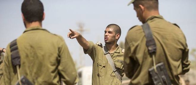 Des soldats israeliens a la frontiere sud de la bande de Gaza le 1er aout 2014.
