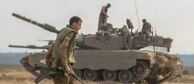Des soldats israeliens a la frontiere de la bande de Gaza le 1er aout 2014. Photo d'illustration.