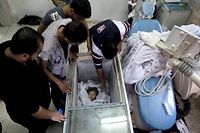 Le corps de Raghad Masoud, tue a Rafah par une frappe israelienne, a ete place dans une glaciere, faute de place a la morgue. (C)Mahmud Hams
