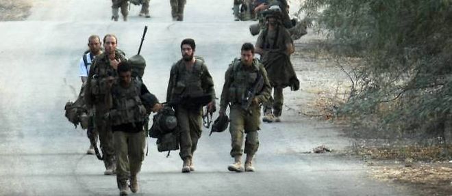 Des soldats israeliens se retirent de la bande de Gaza le 5 aout.