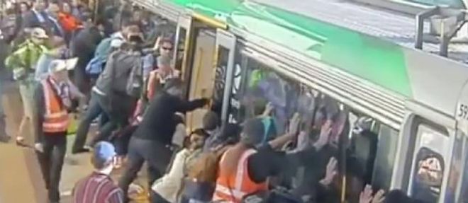 Un homme, dont la jambe s'etait coincee entre le quai et le wagon, a ete libere grace aux passagers qui ont reussi a soulever le metro.