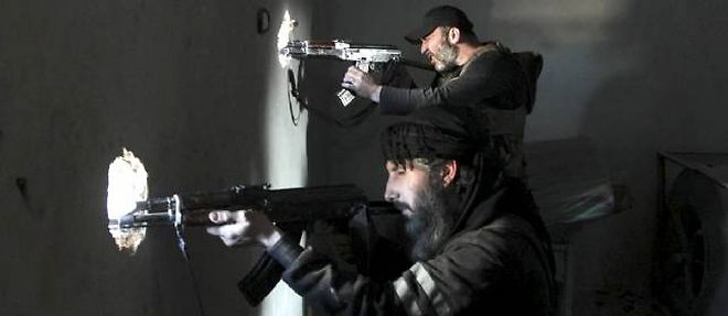 Les rebelles syriens (ici en photo) font face a un double front, entre les forces du gouvernement et celles de l'Etat islamique.