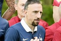 Franck Ribery avec le maillot de l'equipe de France, aux cotes du selectionneur Didier Deschamps. (C)FRANCK FIFE / AFP