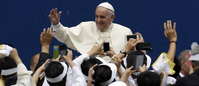 Le pape Francois arrivant le 15 aout 2014 au World Cup Stadium de Daejeon, pres de Seoul en Coree du Sud.