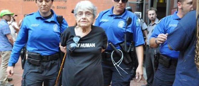 Hedy Epstein, une activiste de 90 ans, a ete arretee en marge d'une manifestation organisee a Saint-Louis (Missouri).