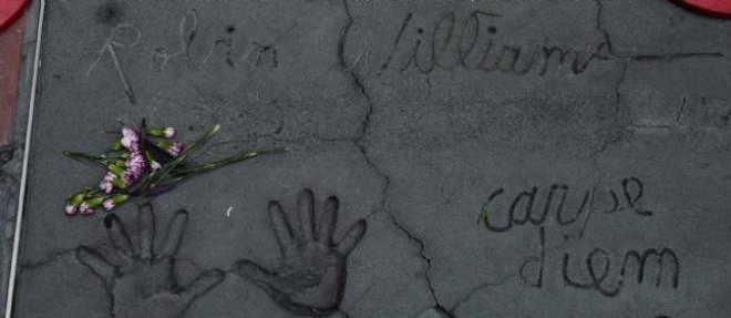 Les empreintes de Robin Williams immortalisees dans le ciment du Chinese Theatre de Los Angeles, en 1998.