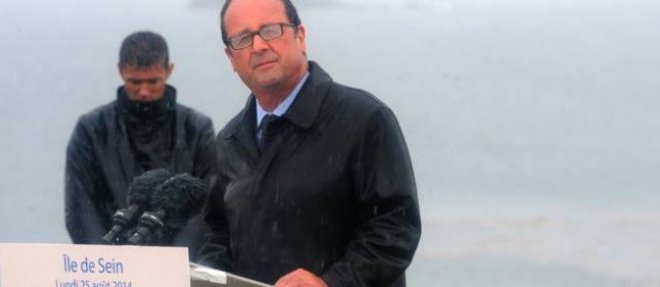 Francois Hollande sur l'ile de Sein, lundi. Sous la pluie.