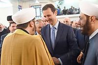 Le president syrien Bachar el-Assad discurant avec le Grand Mufti syrien Ahmed Hassun (a droite) avant la priere de l'Eid al-Fitr, le 28 juillet 2014 (photo d'illustration). (C)AFP