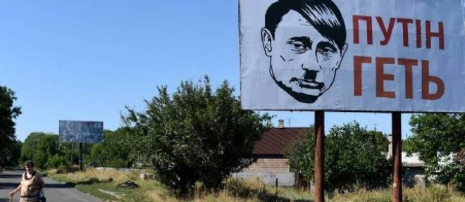 Le 26 aout, a Volnovakha, pres de Donetsk, un panneau invite l'envahisseur Poutine "a partir".