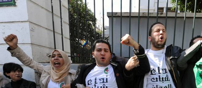 De jeunes Algeriens portant des tee-shirts "Non a un quatrieme mandat" manifestent le 6 mars a Alger contre la candidature du president Bouteflika a sa reelection.