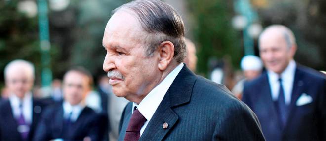 Le president algerien Abdelaziz Bouteflika (au centre) lors de la visite de Francois Hollande en Algerie en decembre 2012.