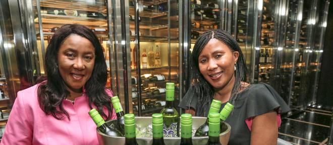 Les filles Mandela, Makaziwe, a gauche, et Tukwini a droite, avec des bouteilles de leur marque de vin "House of Mandela"