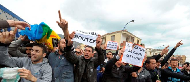 Des manifestants scandent des slogans hostiles au president sortant Abdelaziz Bouteflika, a Bejaia, deuxieme ville de Kabylie, le 5 avril 2014.