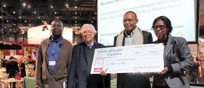 Le Prix Kourouma 2013, Tierno Monenembo, avec le president du jury, Jacques Chevrier, entoures de deux precedents laureats : Emmanuel Dongala et Scholastique Mukasonga.