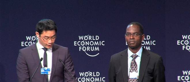 Philipp Rosler, de la Fondation Schwab et Patrick Awuah, de l'universite Ashesi, au Ghana, un des laureats du prix des entrepreneurs sociaux africains de l'annee 2014.