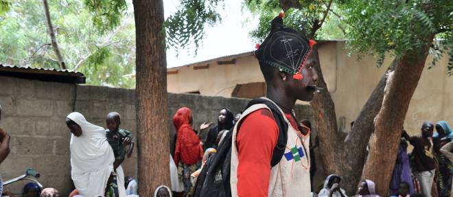 Population aidee par des Civilian JTF a Ngaofati, apres une attaque de Boko Haram quatre jours auparavant.