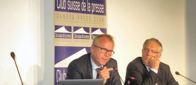 L'ambassadeur Valentin Zellweger, chef de la direction du droit international au ministere des Affaires etrangeres, ici a gauche, au Club suisse de la presse a Geneve.