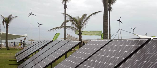 Les panneaux solaires, comme ici a Durban en Afrique du Sud, peuvent etre une solution a l'apport d'energie en zone rurale.