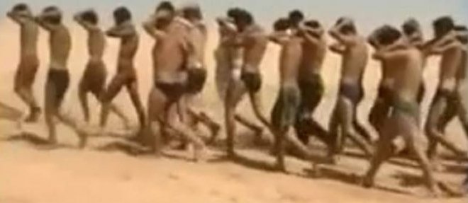 Image issue de la video mise en ligne le 28 aout 2014 par l'Etat islamique (EI) et qui montre les soldats pris en otage, quelques heures avant leur execution.