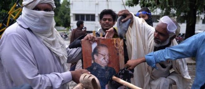 Des manifestants devant les batiments de la television d'Etat au Pakistan.