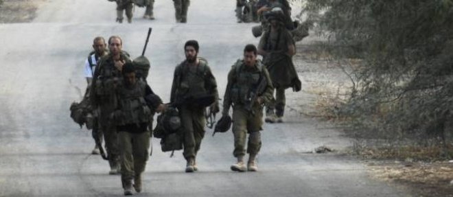 Le 5 aout, des soldats israeliens quittent la bande de Gaza alors qu'une treve de 72 heures vient d'etre conclue avec le Hamas.