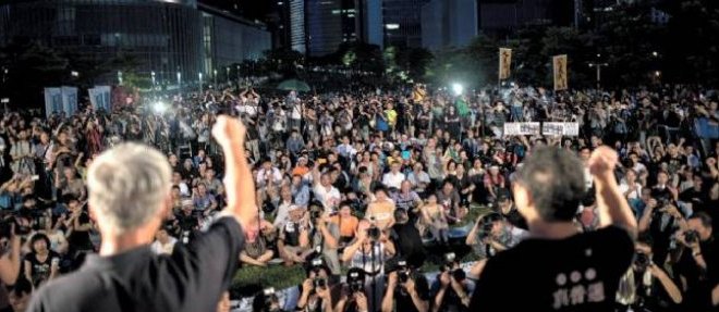 Benny Tai (a droite) et Chu You Ming (a gauche)les deux leaders du mouvement Occupy Central haranguent la foule devant le siege du gouvernement de Hong Kong le 31 aout.
