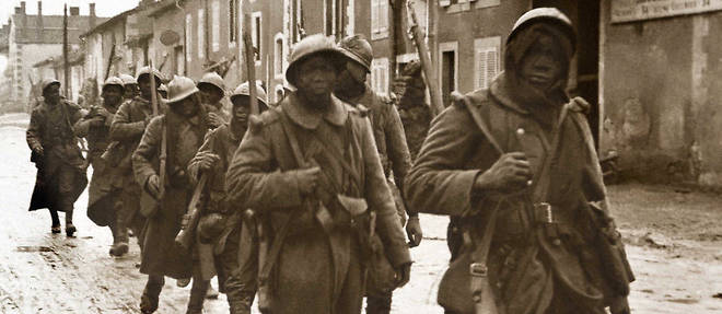Des tirailleurs senegalais en tenue de combat pendant la Premiere Guerre Mondiale. 60000 furent engages dans le conflit.