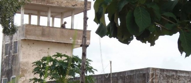 La prison civile de Natitingou, surmontee de son mirador, abrite derriere son mur d'enceinte plus de 500 detenus.