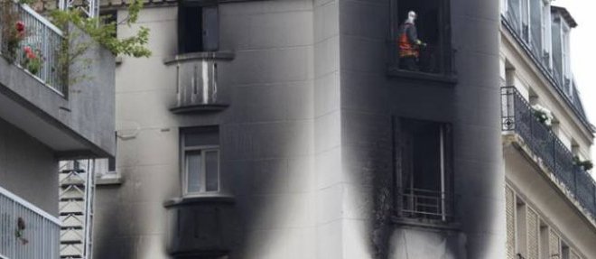 Les pompiers a l'oeuvre dans un immeuble d'habitation du 15e arrondissement de Paris, dont l'incendie a fait deux morts, samedi 6 septembre 2014.