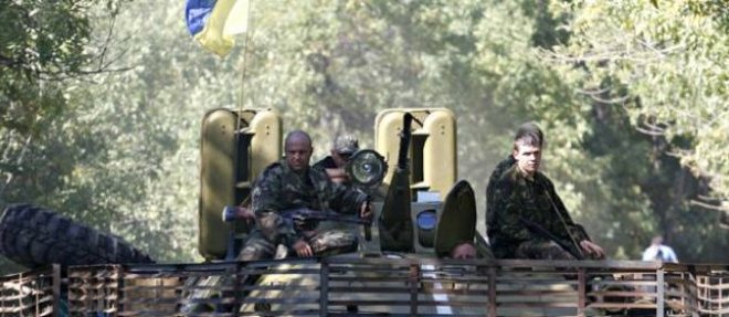 Des soldats ukrainiens sur un vehicule blinde pres de Donetsk, le 6 septembre 2014.