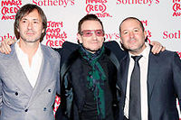 Marc Newson (à gauche) aux côtés du chanteur Bono et de Jonathan Ive.