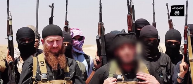 Des membres de l'Etat islamique, incluant son chef militaire, Abu Omar al-Shishani (a gauche) et le cheikh Abu Mohammed al-Adnani (a droite).
