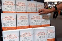 Plusieurs exemplaires du livre de Valerie Trierweiler. (C)PASCAL GUYOT / AFP