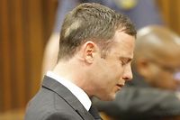 Oscar Pistorius en larmes au rappel des charges qui pèsent contre lui, lors de la lecture de son jugement. ©KIM LUDBROOK / POOL / AFP