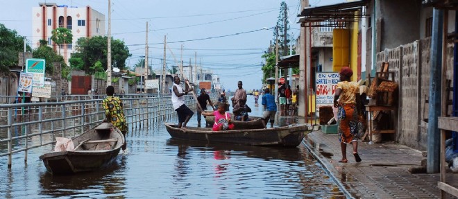 En cas d'inondations, que ce soit dans les villages sur pilotis au bord de l'Oueme ou en ville, les populations du Benin sont durement touchees.