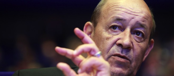 Jean-Yves Le Drian, le ministre de la Defense, est actuellement tres preoccupe par la Libye.