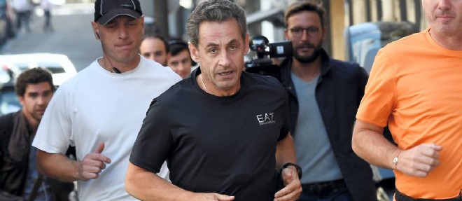 Nicolas Sarkozy lors d'un jogging a Paris, mardi.
