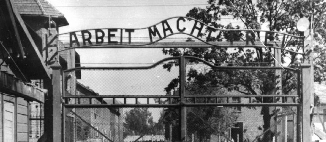 Les grilles d'entree du camp d'extermination d'Auschwitz, ou des millions de juifs ont peri.