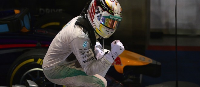 La joie de Lewis Hamilton (Mercedes) qui remporte le GP de Singapour et prend la tete du championnat.