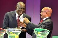 Issa Hayatou, président de la Confédération africaine de football (CAF) et le président sud-africain, Jacob Zuma, lors de la Coupe d'Afrique des nations (CAN) de 2012 en Afrique du Sud.