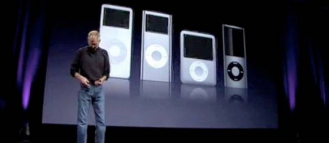 En 2008, Steve Jobs presente le dernier modele de l'iPod Nano.