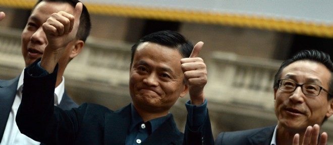 Jack Ma (au centre) a engrange plus de 800 millions de dollars en cedant une partie de ses actions, tandis que les 7,8 % de parts qu'il conserve dans Alibaba valaient lundi plus de 17 milliards de dollars..., ce qui le propulse au premier rang des fortunes chinoises, avec un total de 25 milliards de dollars d'actifs, selon le classement de reference de l'institut Hurun.