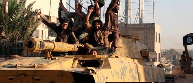 Des djihadistes de l'organisation Etat islamique dans la ville syrienne de Raqqa.