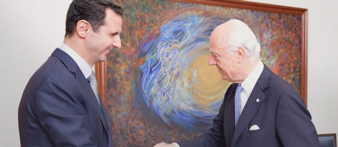 Le president syrien Bachar el-Assad recevant, le 11 septembre a Damas, l'envoye special des Nations unies sur la crise syrienne, l'Italien Staffan de Mistura.