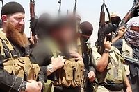 Des membres de l'État islamique, incluant son chef militaire, Abu Omar al-Shishani (à gauche) et le cheikh Abu Mohammed al-Adnani (en flouté). ©HO / Al-Itisam Media