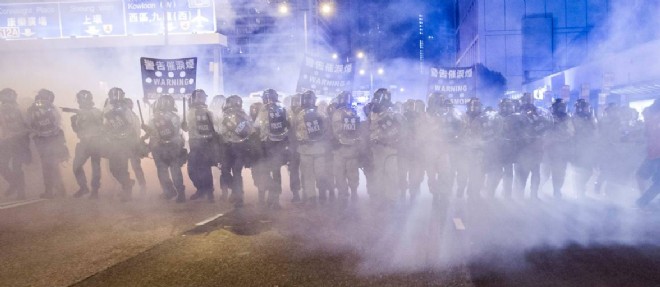 Les policiers ont disperse la foule le 28 septembre a Hong Kong.