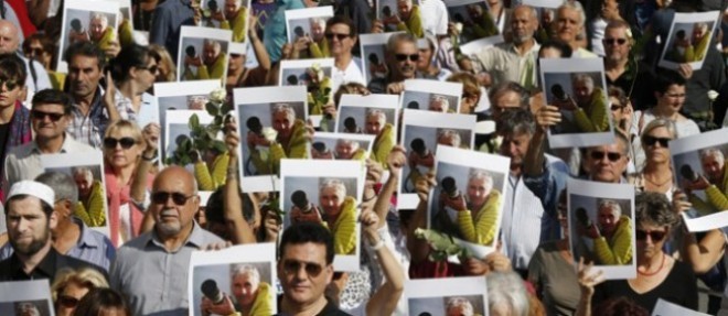 Environ 3 000 personnes, selon la police, ont participe a Nice a une marche silencieuse en hommage a l'otage francais.