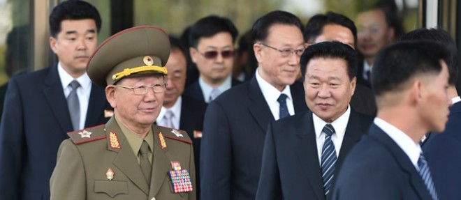 Des dirigeants nord-coreens, dont l'homme considere comme le numero deux du regime, Hwang Pyong-So (en uniforme), quittent leur hotel d'Incheon, en Coree du Sud, le 4 octobre 2014.

